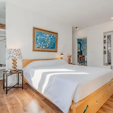 Kwatera prywatna The Coolest Place Near The Airport!