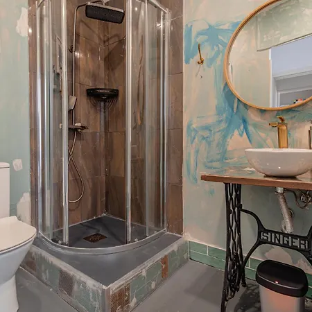 The Coolest Place Near The Airport! Kwatera prywatna Lizbona