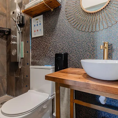 The Coolest Place Near The Airport! Kwatera prywatna Lizbona