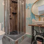 The Coolest Place Near The Airport! Δωμάτια σε οικογενειακή κατοικία Lisboa
